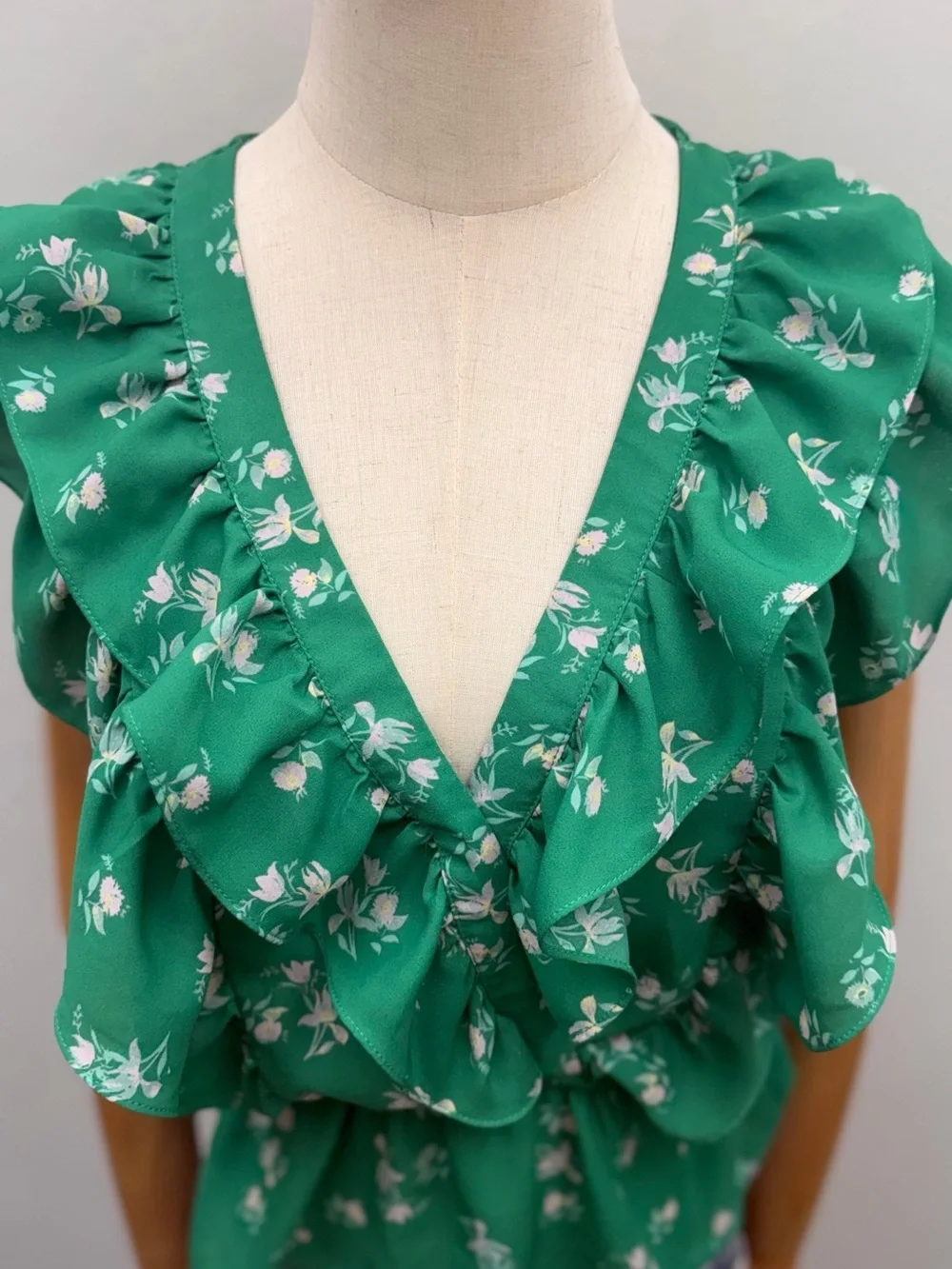 WAYF Floral Ruffle Sleeveless Blouse Green White Peplum Top Women’s Size S - Picture 3 of 12